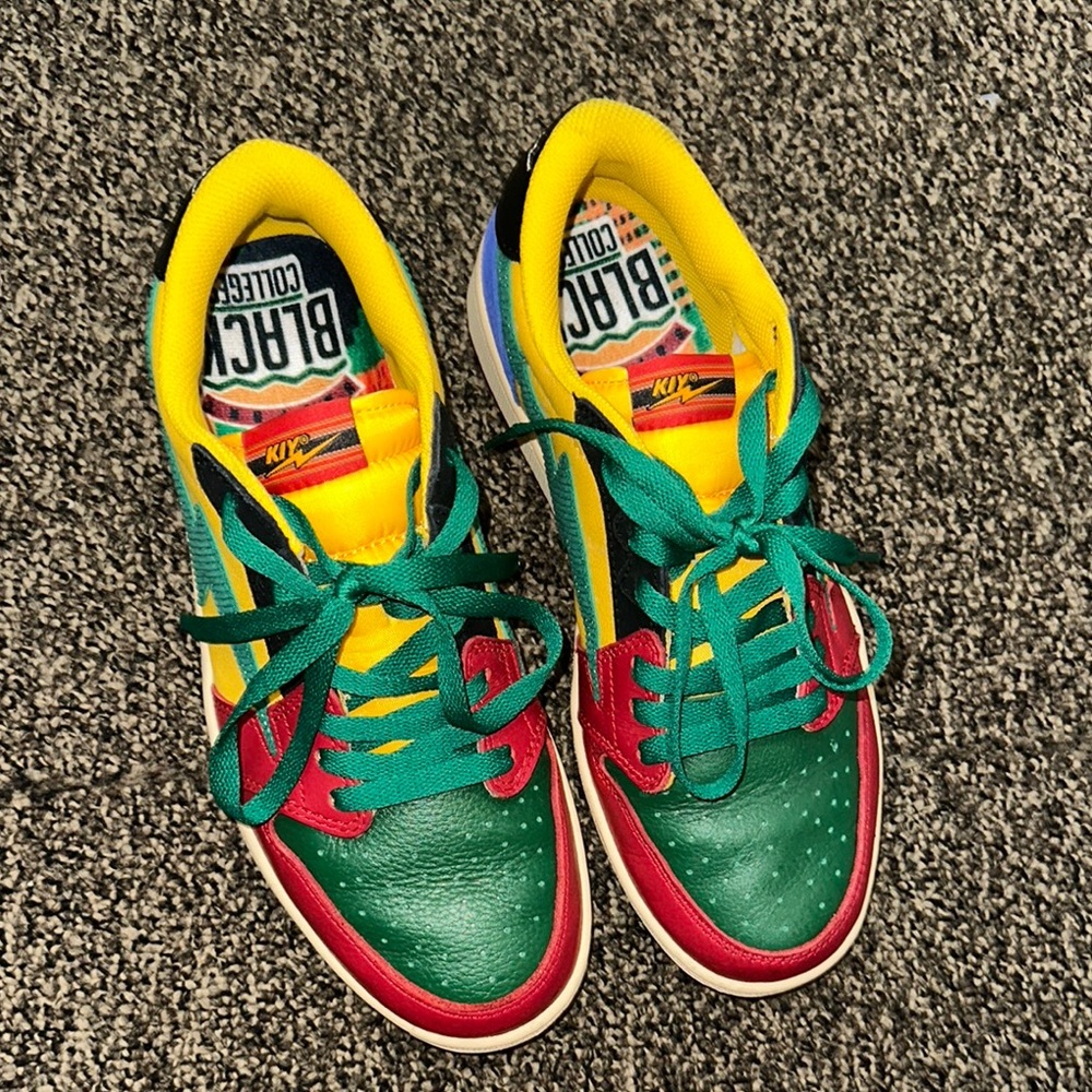 Colorful Men's Sneakers with Green and Red Accents